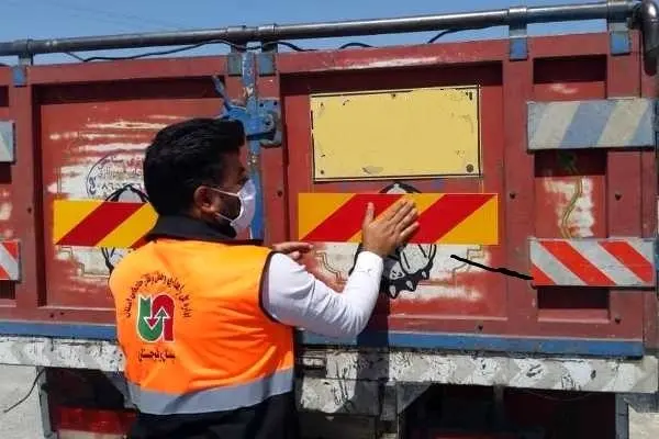   ایمن سازی 3 هزار وسیله نقلیه جاده ای در سیستان و بلوچستان با نصب برچسب شبرنگ