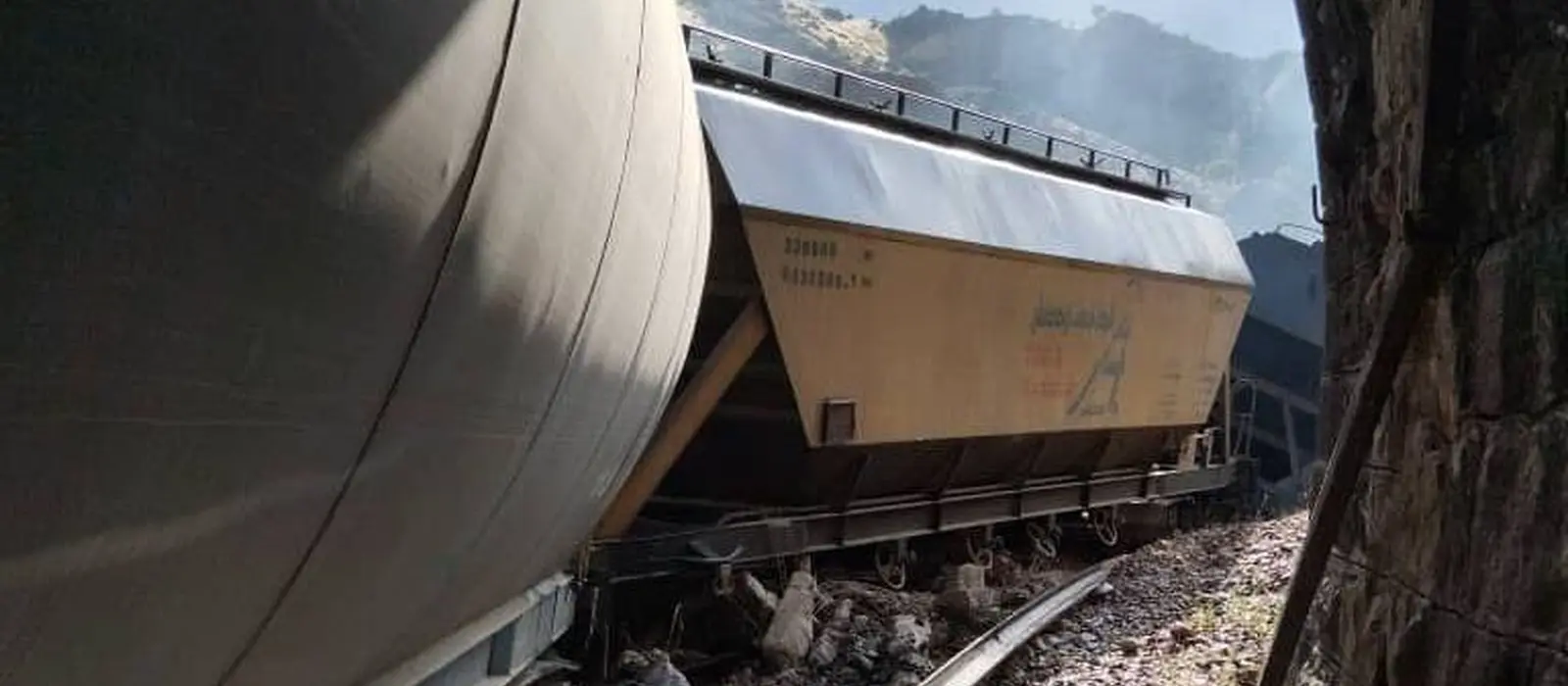 تصاویری وحشتناک از نابودی چندین واگن قطار و چند کیلومتر خط ریلی در راه آهن لرستان