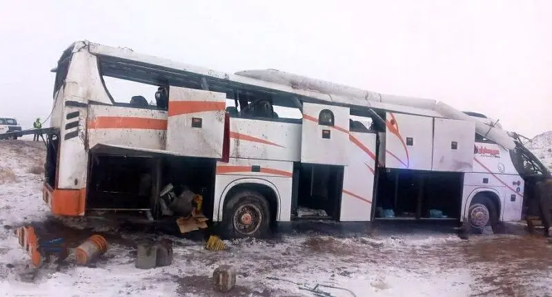25 مصدوم در برخورد اتوبوس با کامیون در اتوبان کاشان - نطنز
