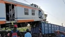 برخورد قطار مسافربری با قطار باری در هند 8 کشته بر جای گذاشت + فیلم