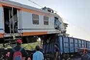برخورد قطار مسافربری با قطار باری در هند 8 کشته بر جای گذاشت + فیلم