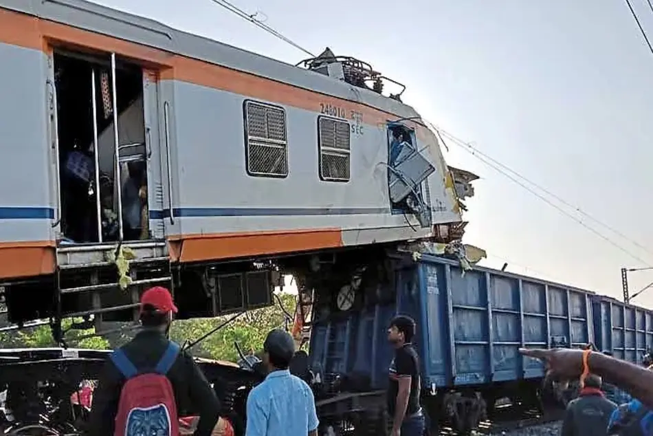 برخورد قطار مسافربری با قطار باری در هند 8 کشته بر جای گذاشت + فیلم