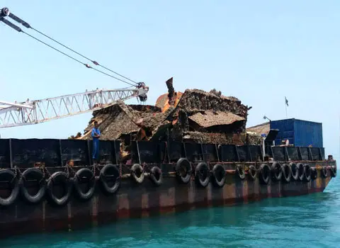 موسوی اعلام کرد: خارج سازی شناور مغروقه در دهانه بندر بهمن برای افزایش ایمنی دریانوردی