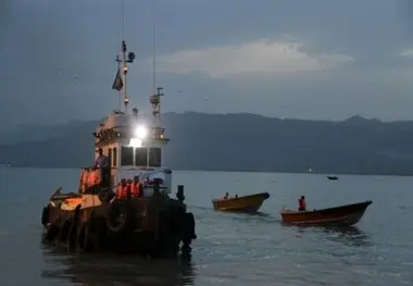 نجات جان۱۲ دریانورد ایرانی در آب‌های هرمزگان