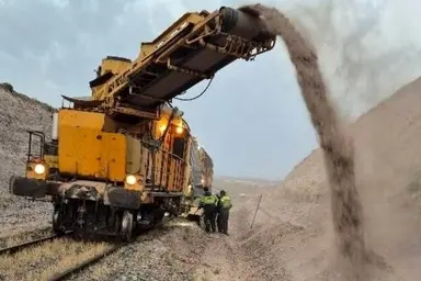 ادامه عملیات بهسازی خطوط ریلی در راه‌ آهن شمال‌ غرب‌