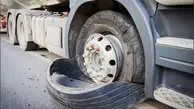 فیلم| ترکیدن لاستیک کامیون در حال حرکت به دلیل بی احتیاطی راننده جلویی