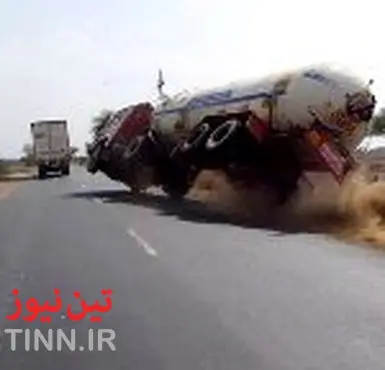 واژگونی ۲ دستگاه تریلی عراقی محیط زیست پلدختر را آلوده کرد