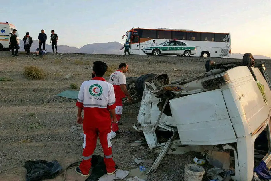 تصادف اتوبوس و مینی بوس در محدوده ده نمک آرادان (سمنان) با 40 مصدوم 