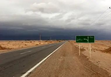 عکس| ترافیک در جاده یزد به دلیل طوفان