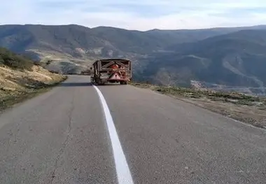 خط‌کشی و نصب علائم در ۶۰ درصد از محورهای کردستان به منظور سهولت در تردد مسافران تابستانی