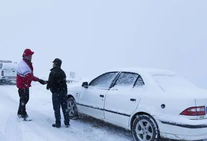 در برف ماندگان در جاده های گلستان