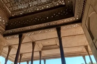 جمع‌ آوری قطعات فروریخته کاخ چهلستون/ بازدید از این بنای تاریخی باید متوقف باشد