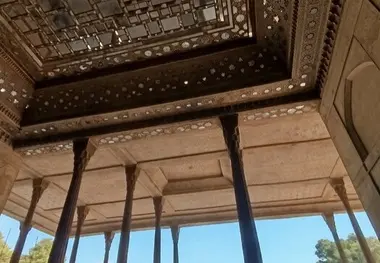 جمع‌ آوری قطعات فروریخته کاخ چهلستون/ بازدید از این بنای تاریخی باید متوقف باشد