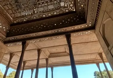 جمع‌ آوری قطعات فروریخته کاخ چهلستون/ بازدید از این بنای تاریخی باید متوقف باشد