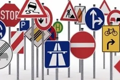 تابلو های پایه کوتاه در پیاده راه ها؛ بلای جان عابران پیاده