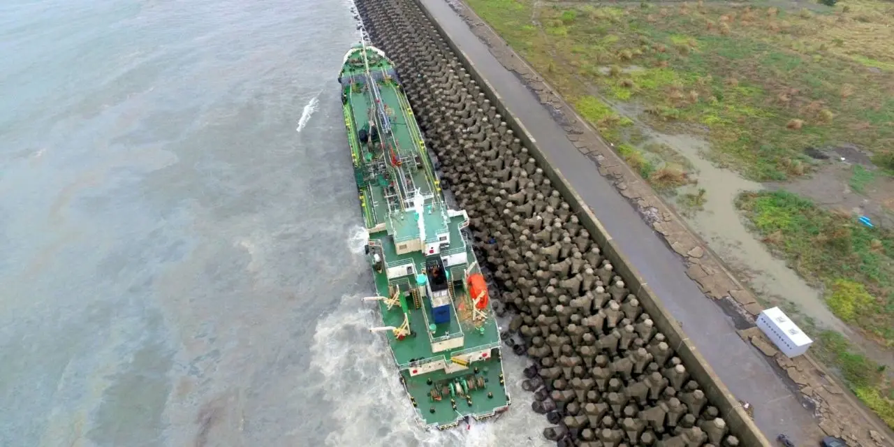 Tanker splits in half after running aground off Taiwan