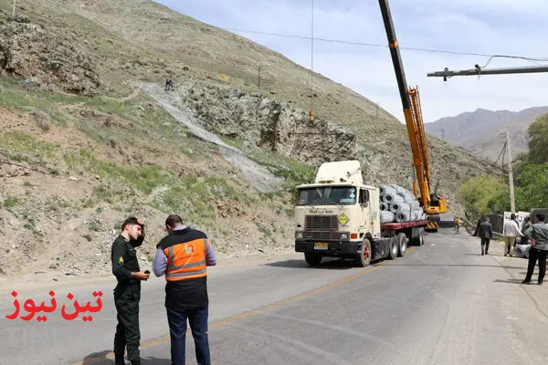 گزارش تصویری | عملیات نصب توری بر روی کوه جهت جلوگیری از ریزش سنگ در محور کرج کندوان