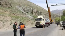 گزارش تصویری | عملیات نصب توری بر روی کوه جهت جلوگیری از ریزش سنگ در محور کرج کندوان