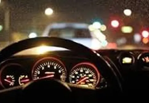 فیلم| نصب چراغ آبی رنگ (پلیس مجازی) در راه و اذیت چشم رانندگان در شب 