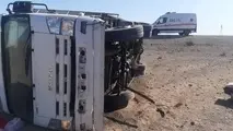 واژگونی کامیون در جاده اصفهان به نائین خسارتی در برنداشت 