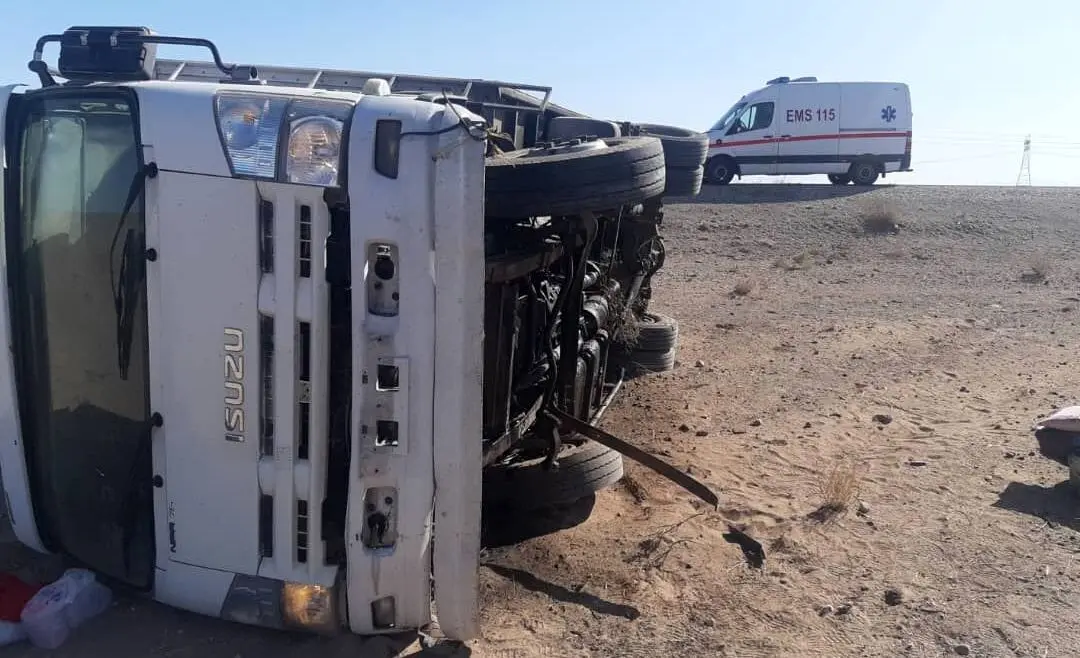 واژگونی کامیون در جاده اصفهان به نائین خسارتی در برنداشت 