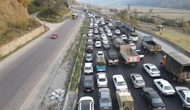 ترافیک سنگین در جاده های چالوس، هراز و تهران شمال/ محدودیت تردد آزادراه قزوین رشت 