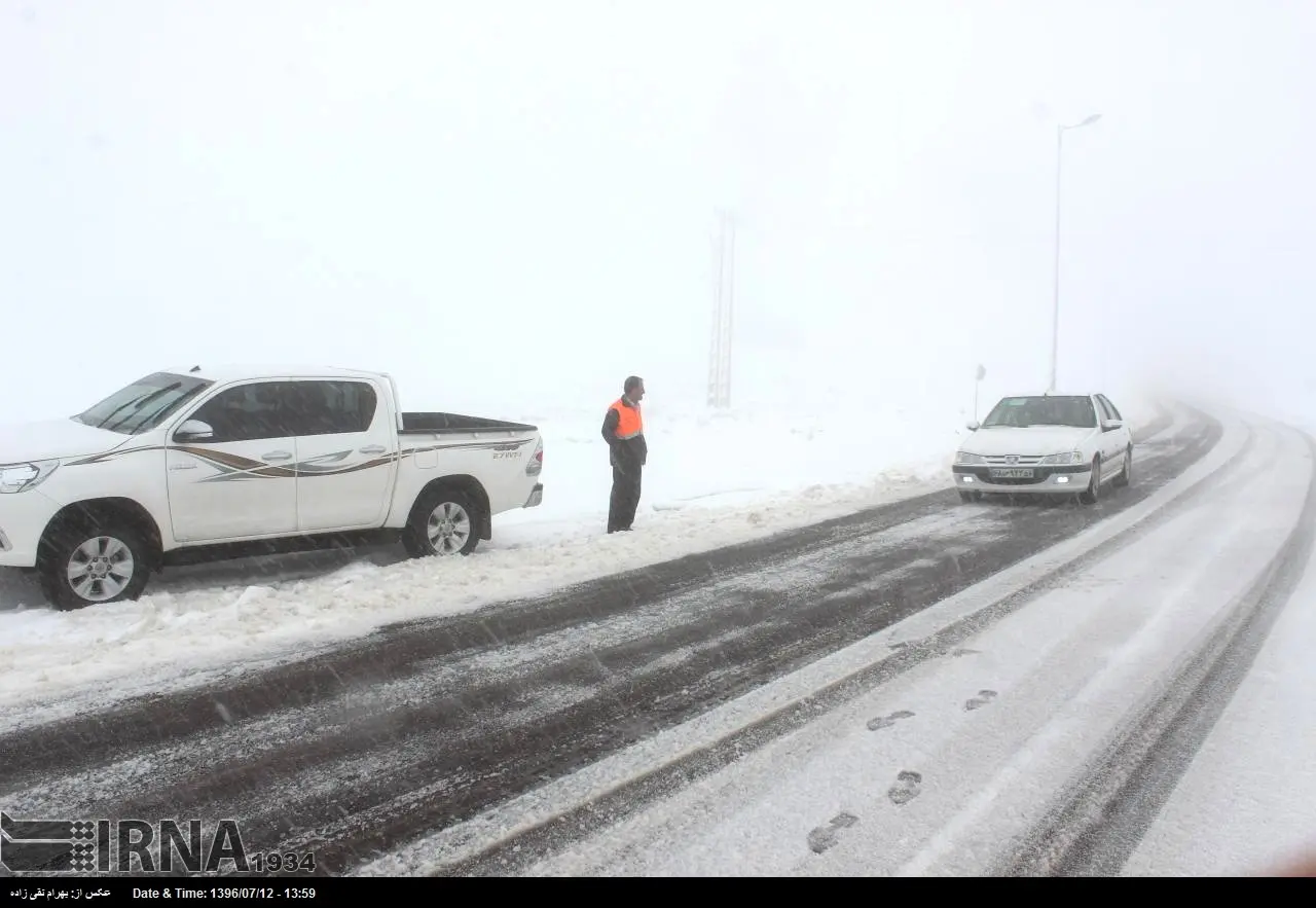 امدادرسانی راهداران به 50 خودرو گرفتار در برف در جاده‌های بروجرد