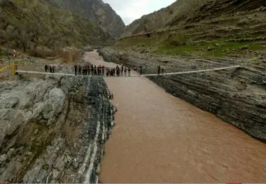 افتتاح پنجمین پل معلق توسط خیریه مهر گیتی در کوه های بختیاری