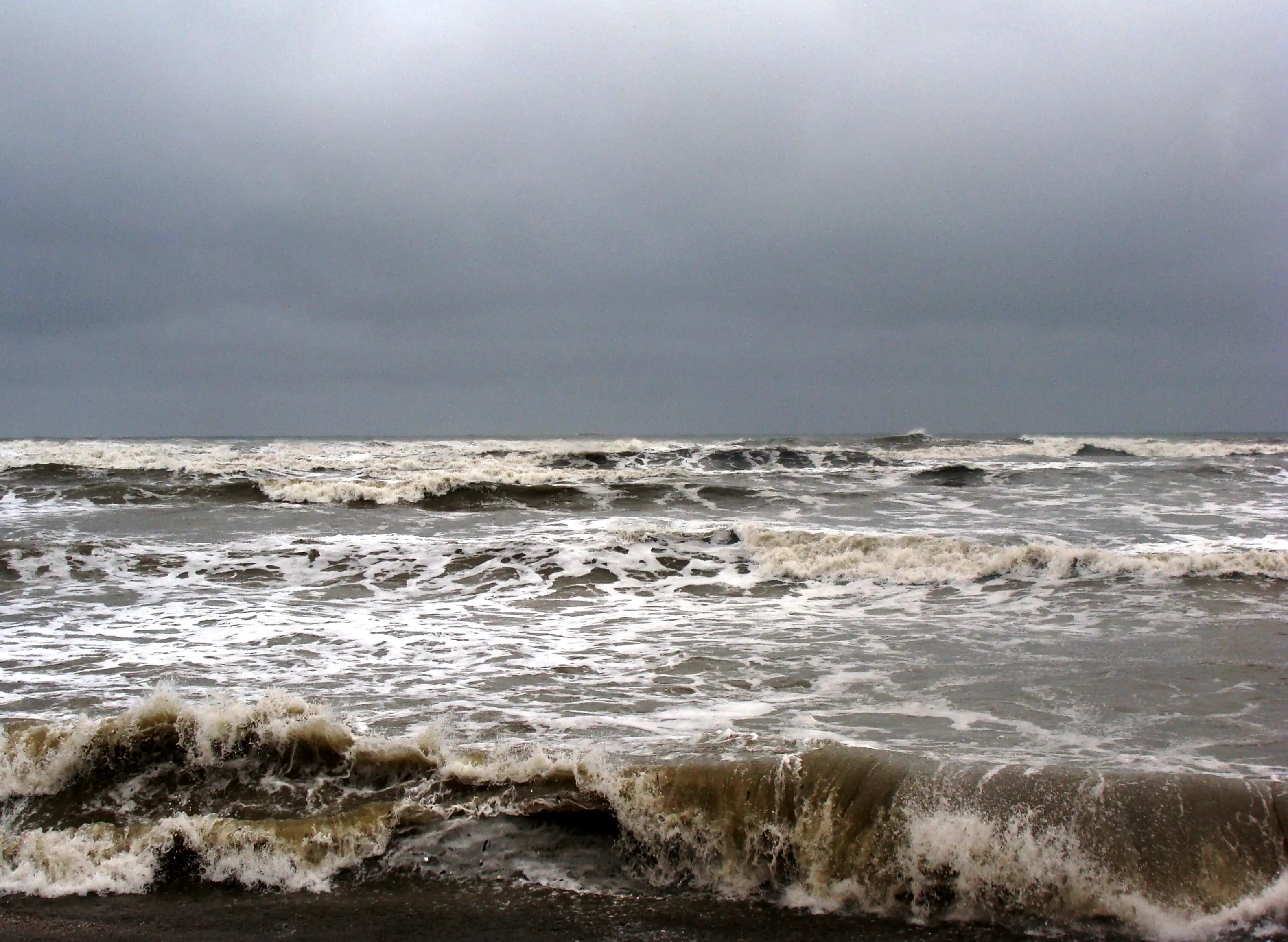  آب های شمال خلیج فارس مواج و توفانی است 