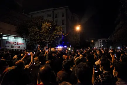 تجمع دوستداران استاد شجریان مقابل بیمارستان جم