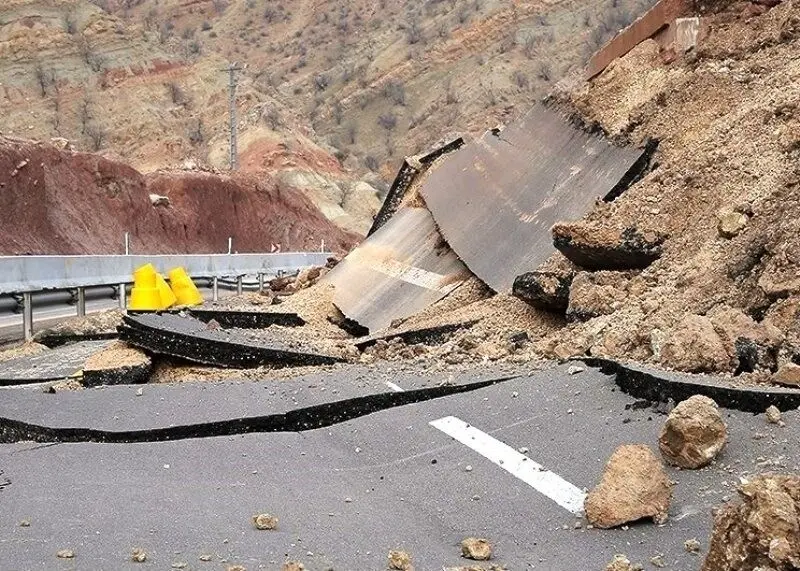 خسارت ریزش سنگ در جاده سوادکوه ۱۱۰ میلیون تومان برآورد شد