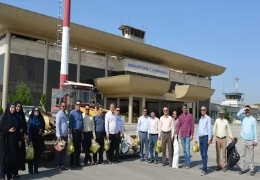 مشارکت کارکنان فرودگاه همدان در پاکسازی سطوح پروازی