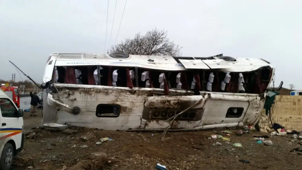 تصادف مرگبار اتوبوس با پراید در اتوبان قم - تهران