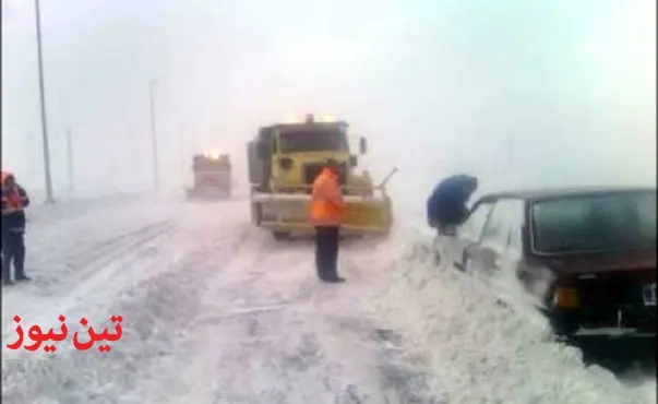 نجات سرنشینان ۱۷ خودروی گرفتار برف در جاده تکاب با حضور به موقع راهداران