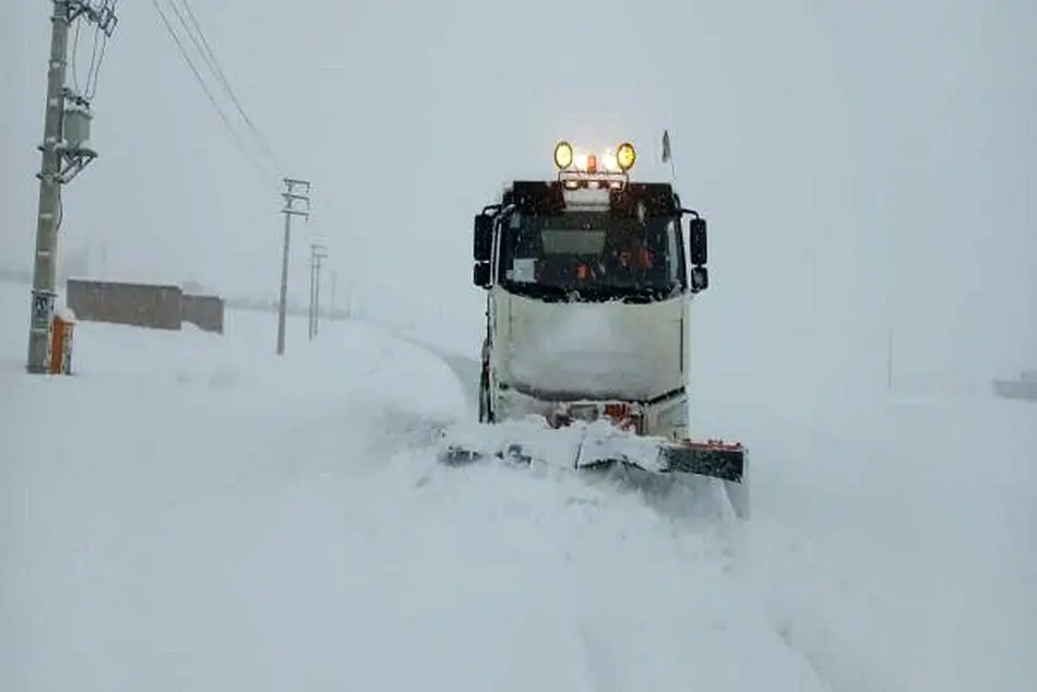 بارش برف در جاده های کوهستانی گیلان؛ راهداری آماده باش شد