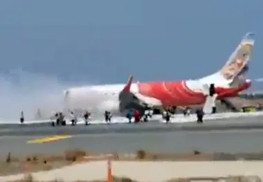 فیلم | آتش سوزی یک هواپیمای هندی در فرودگاه مسقط