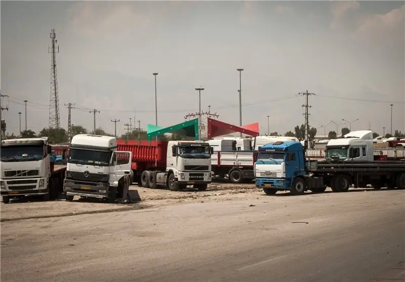 هجوم رانندگان کامیون به پایانه بار بندرعباس