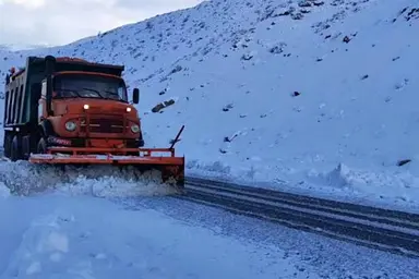 استمرار فعالیت سامانه بارشی در بخش‌هایی از کشور/ استقرار راهداران در محورهای برف‌ گیر