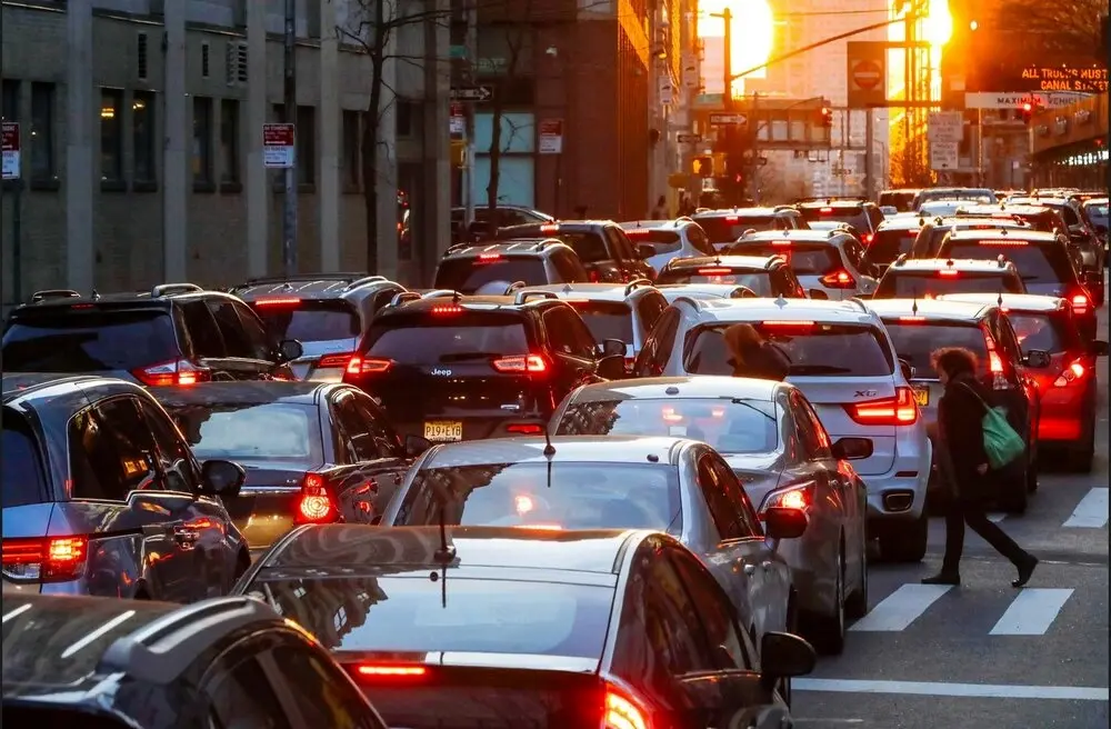 تردد بیش از حد خودروهای شخصی، مهم‌ترین عامل آلودگی هوای پایتخت است