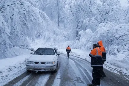 در برف ماندگان در جاده های گلستان
