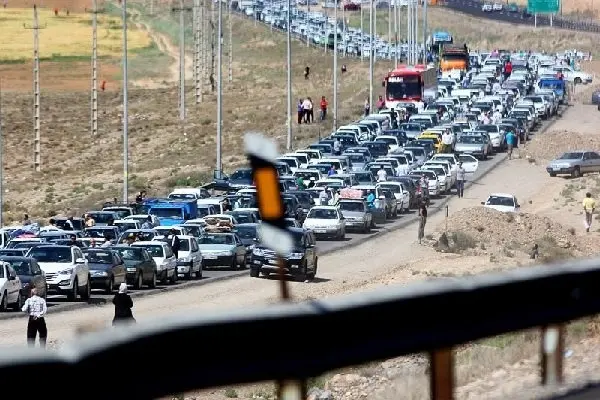 
ترافیک سنگین در آزادراه قزوین-کرج/ باران در جاده های شمالی 