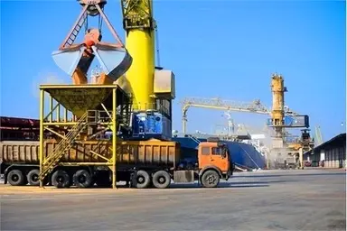 رانندگان کامیون بدون ترس از شرایط جنگی برای حمل کالاهای اساسی راهی بنادر جنوبی شدند/ فراخوانی برای تامین نیاز مردم