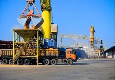 واردات ۴.۵ میلیون تُن کالای اساسی از بندر امام خمینی