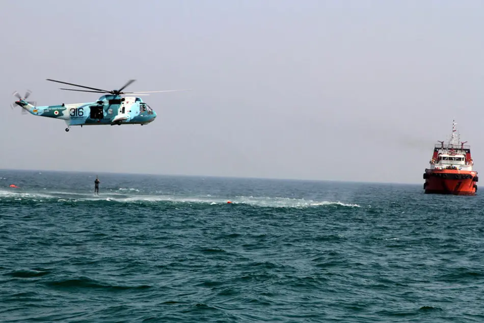 نجات جان سرنشین یک قایق در آب‌های استان بوشهر