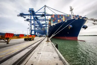 قزاقستان در بندر شهید رجایی سرمایه گذاری می کند؛ گامی تازه در توسعه ترانزیت و همکاری های منطقه ای