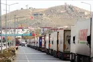 رانندگان کامیون پشت صف های طولانی 7 تا 10 روزه در مرزها + فیلم

