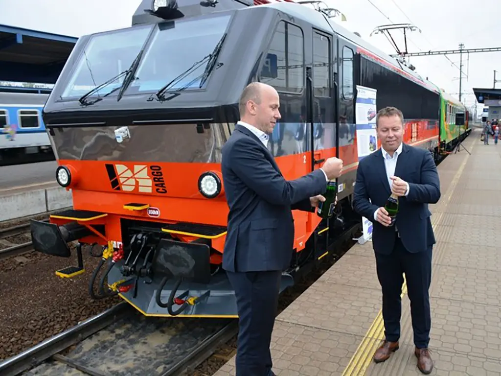 EffiLiner 3000 locomotive handed over