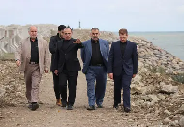 بازدید نماینده مجلس از موج شکن بندر انزلی