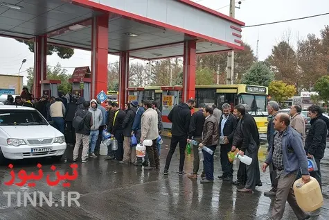 صف طولانی خودروها در «جایگاه‌های بنزین»