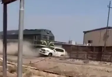 تصادف شدید قطار و خودرو در شمال بغداد حادثه آفرید+فیلم